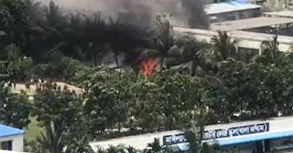 মাইলস্টোন কলেজ প্রাঙ্গণে একটি প্রশিক্ষণ বিমান বিধ্বস্ত হয়েছে