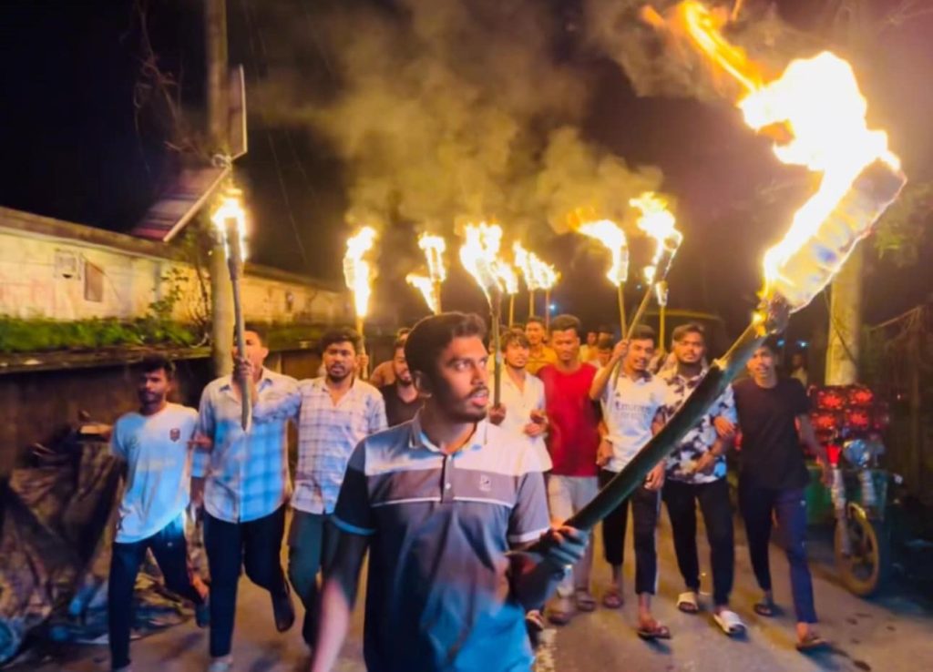 মিথ্যা অপপ্রচার ও চাঁদাবাজির বিরুদ্ধে মশাল হাতে বোয়ালখালী ছাত্রদল