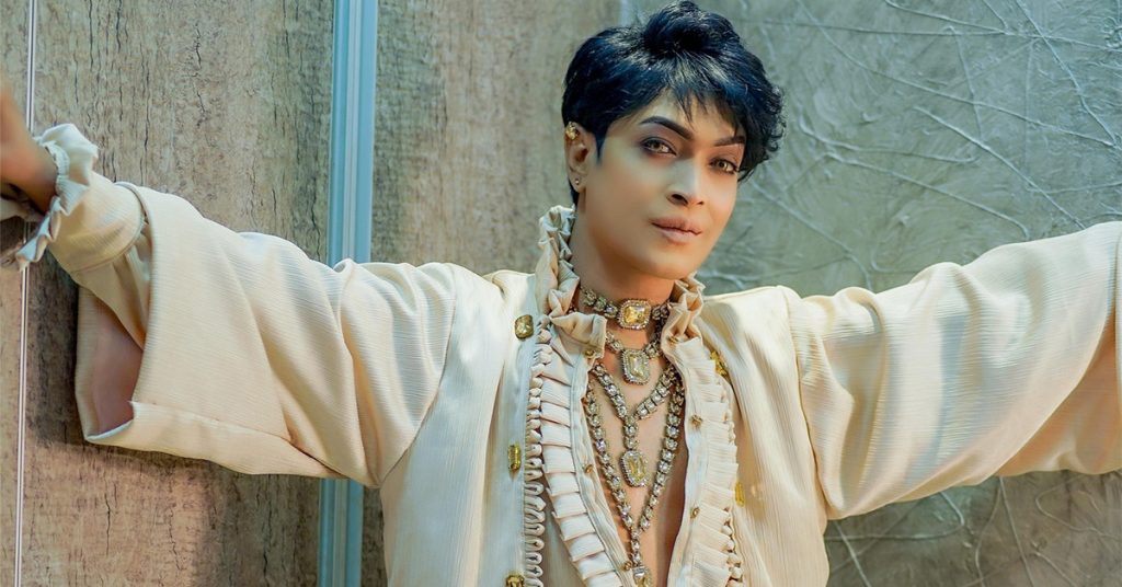 ‘দেশের এক নম্বর সুদর্শন! সত্যিটাই লিখতেন না হয়’ — এডলফ খান