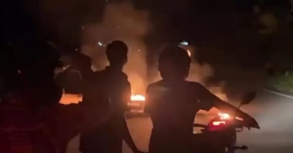 গাছ ফেলে ও আগুন জ্বেলে সড়ক অবরোধের চেষ্টা আওয়ামীলীগের , ধাওয়া দিয়ে প্রতিহত করল বিএনপি নেতাকর্মীরা