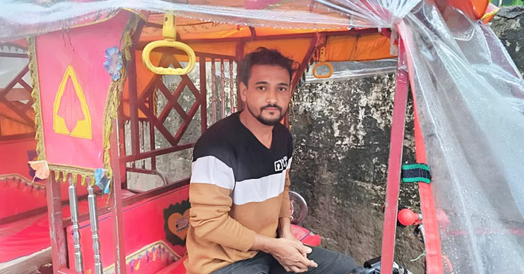 সততার বিরল দৃষ্টান্ত: কুমিল্লায় অটোরিকশায় ফেলে যাওয়া ১৫ লাখ টাকা ফিরিয়ে দিলেন চালক