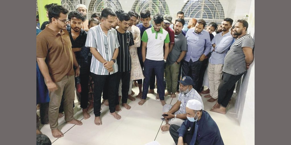 অধ্যক্ষকে মসজিদে অবরুদ্ধ করলেন শিক্ষার্থীরা, পাশে শিক্ষকরাও