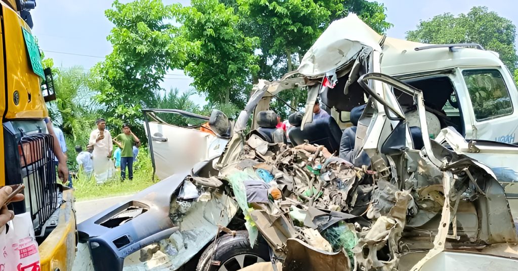 ট্রাক-মাইক্রোবাস সংঘর্ষে একই পরিবারের সাতজনসহ নিহত ৮