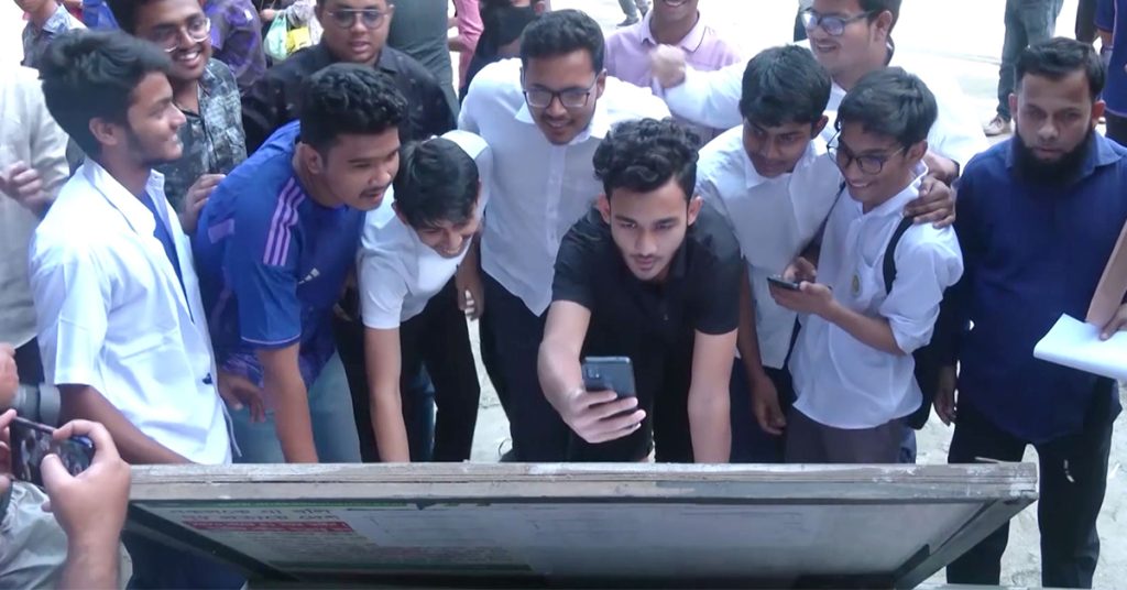 এক বিষয়ে পরীক্ষা দিয়ে দুই বিষয়ে ফেল, হতবাক এসএসসি পরীক্ষার্থী আরাফাত