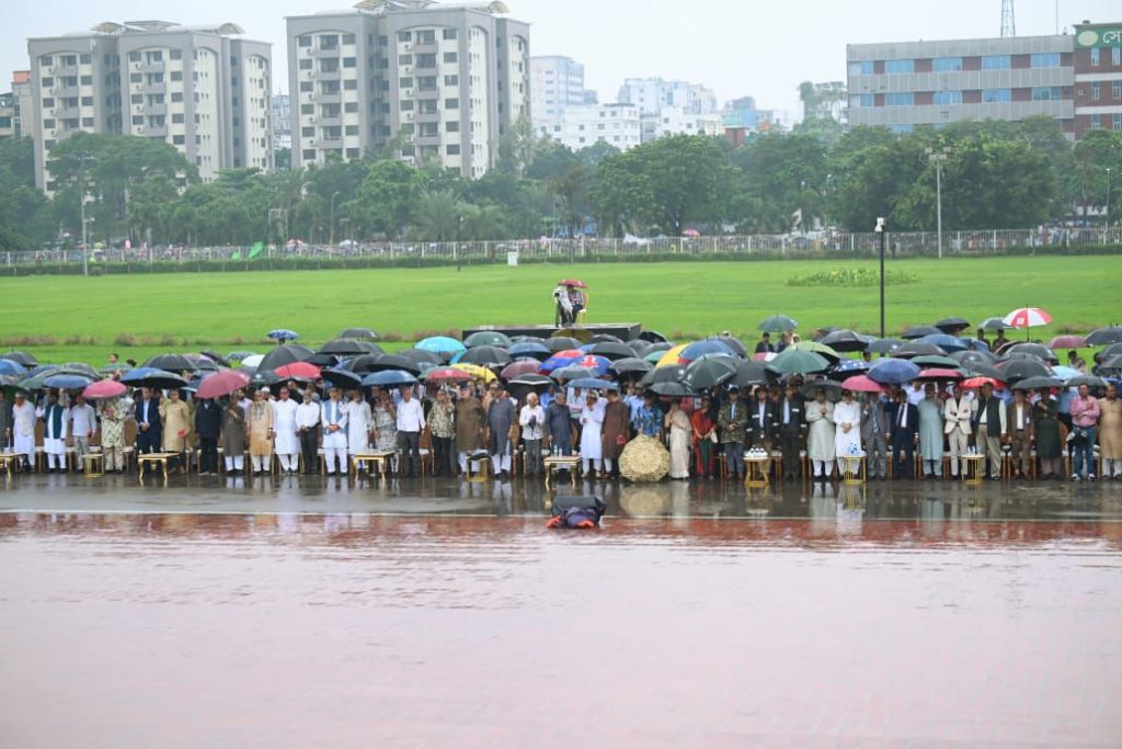 বৃষ্টিকে ‘আল্লাহর রহমত’ বললেন প্রধান উপদেষ্টা ইউনূস, বৃষ্টির মধ্যেই পড়লেন জুলাই ঘোষণাপত্র
