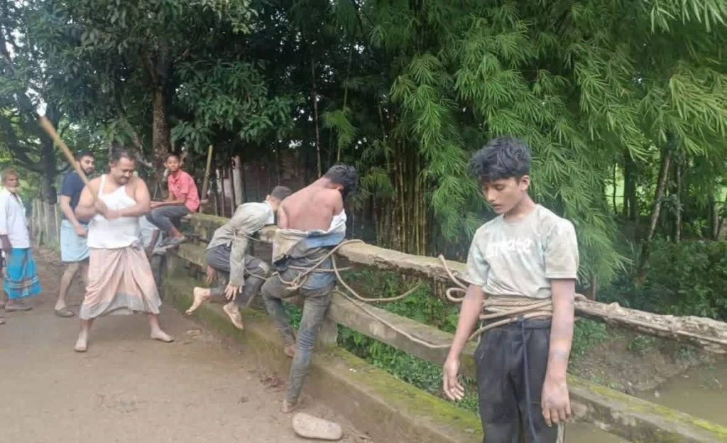 চোর সন্দেহে ব্রিজে বেঁধে পিটুনি, একজনের মৃত্যু