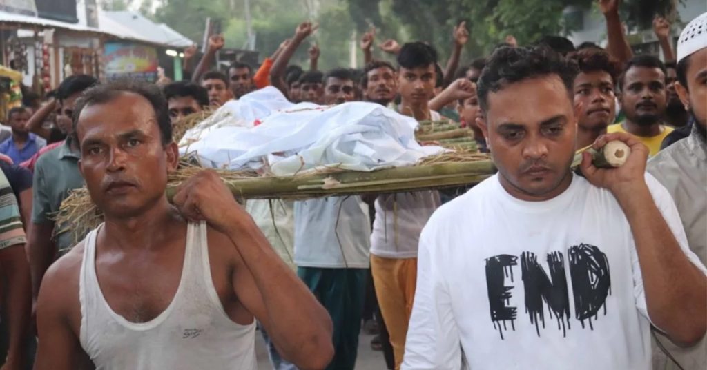 ভ্যানচোর সন্দেহে জামাই-শ্বশুরকে পিটিয়ে হত্যা, সড়ক অবরোধ