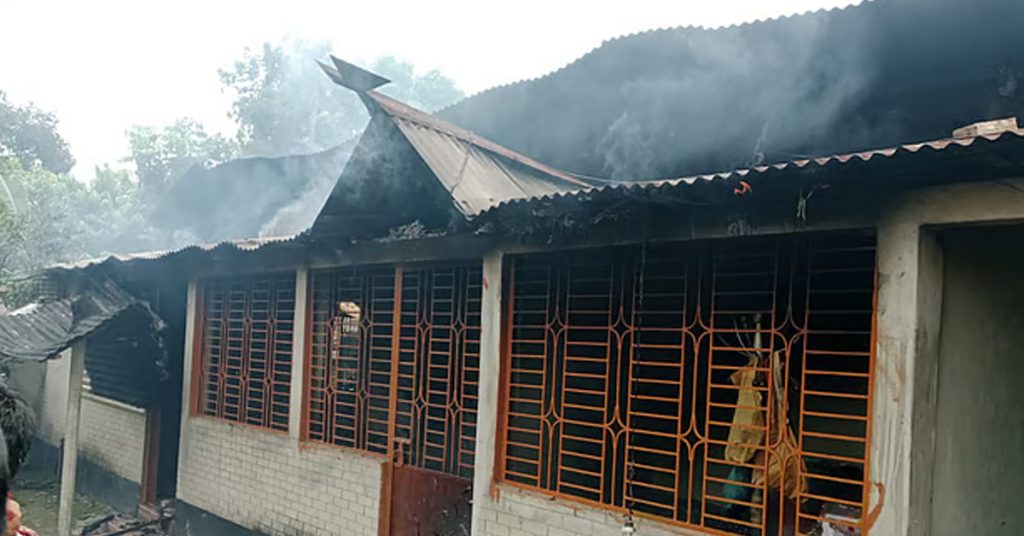 স্ত্রীকে পিটিয়ে হত্যার অভিযোগ, স্বামীর বাড়িতে আগুন দিল উত্তেজিত এলাকাবাসী