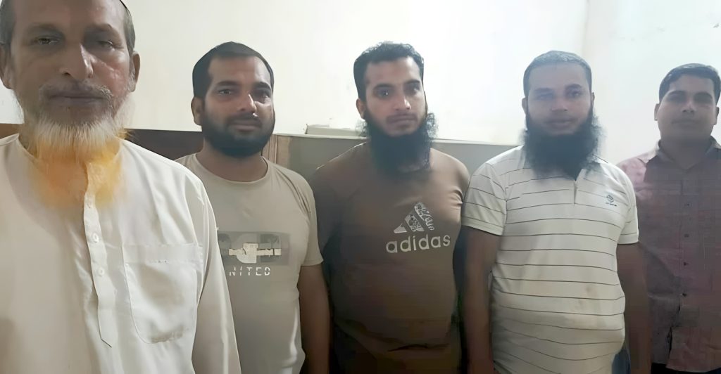 প্রতিপক্ষকে কুপিয়ে উল্টো মামলা করতে গিয়ে ৪ ছেলেসহ বাবা গ্রেফতার